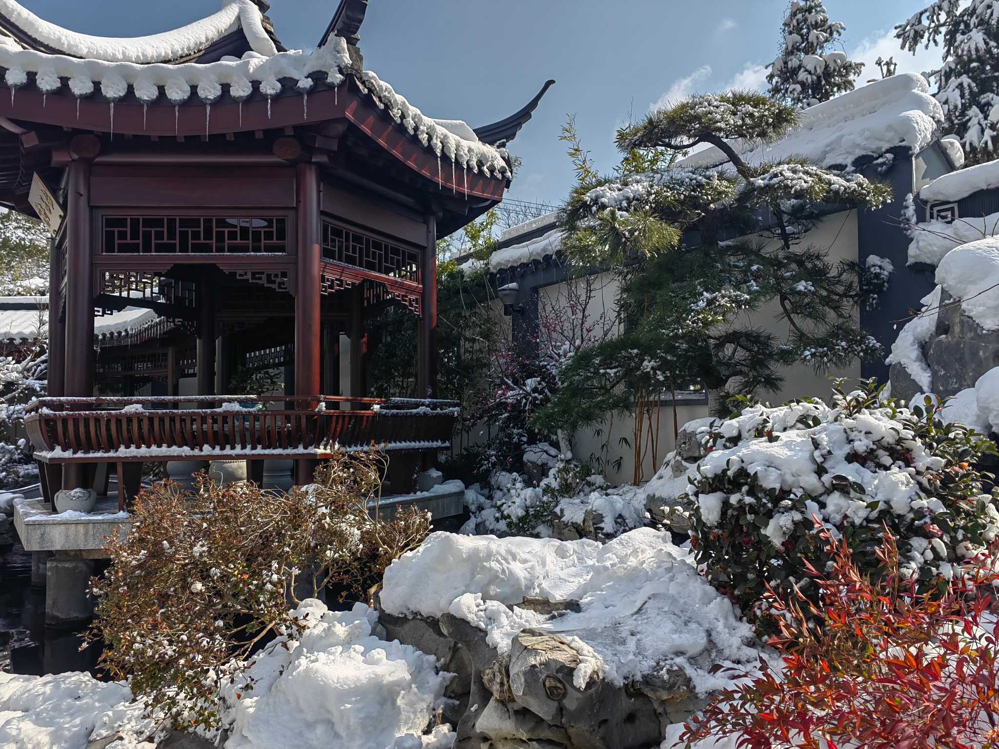 雕梁画栋，苍山被雪；白墙黛瓦，闲雅人家